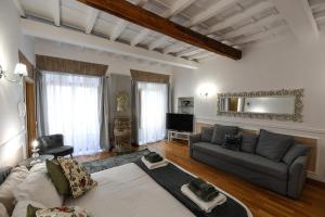 sala de estar con sofá y TV en Castel Sant'Angelo Apartments - Exclusive & Luxury en Roma