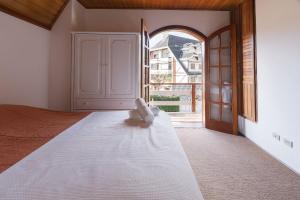 Un dormitorio con una cama con un osito de peluche. en Casa espaçosa c/lareira em Campos do Jordão RAS175, en Campos do Jordão