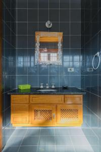 y baño con lavabo de madera y espejo. en Casa espaçosa c/lareira em Campos do Jordão RAS175, en Campos do Jordão