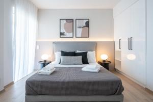 - une chambre avec un grand lit et 2 lampes de chaque côté dans l'établissement Luxury 4 Bedrooms Apartment Near Flisvos Marina, au Pirée
