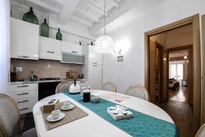cocina con mesa blanca y comedor en Castel Sant'Angelo Apartments - Exclusive & Luxury en Roma