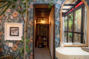 聖胡安的住宿－La Botanica Hotel，一间带镜子和水槽的浴室