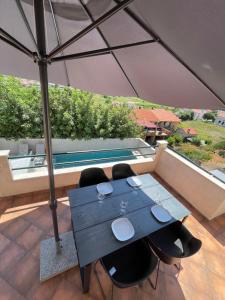 Bazén v ubytování Apartments Belic with pool nebo v jeho okolí