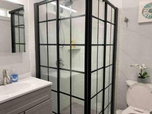 Koupelna v ubytování Contemporary 1-Bedroom Private Bungalow Walk to Armature & Riverwalk + 22 fotografií