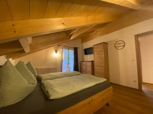 Bett in einem Zimmer mit Loft in der Unterkunft Ferienwohnung Ferchensee in Mittenwald