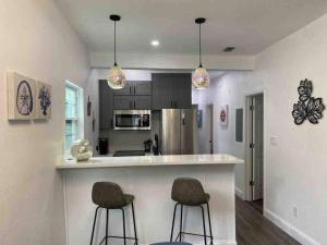 Kuchyň nebo kuchyňský kout v ubytování Contemporary 1-Bedroom Private Bungalow Walk to Armature & Riverwalk