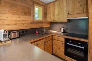 梅里貝勒的住宿－Fauvettes 4，厨房配有木制橱柜和不锈钢用具