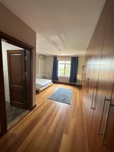 - une chambre avec un lit et une porte menant à une pièce dans l'établissement Mert villa, à Sarıyer
