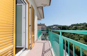 balkon domu z widokiem w obiekcie Due Golfi Apartment w mieście SantʼAgata sui Due Golfi
