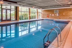 Πισίνα στο ή κοντά στο Holiday Inn Swindon by IHG