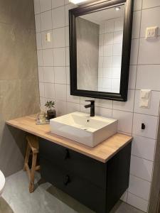 y baño con lavabo blanco y espejo. en Beitotind sentralt på Beitostølen en Beitostøl