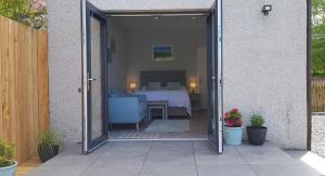 uma porta aberta para um quarto com uma cama em Fyrish View em Dingwall