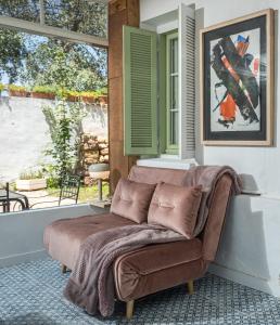 A seating area at Uruñuela, un jardín entre viñedos en La Rioja by encasadeainhoa
