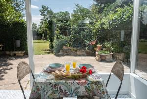 una mesa con una cesta de comida encima de una ventana en Uruñuela, un jardín entre viñedos en La Rioja, en Uruñuela