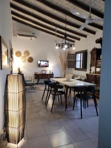 Un comedor con mesa y sillas en Terrales Zonda, en San Juan