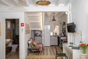 A kitchen or kitchenette at Uruñuela, un jardín entre viñedos en La Rioja by encasadeainhoa Még 37 kép