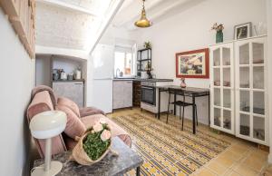 A kitchen or kitchenette at Uruñuela, un jardín entre viñedos en La Rioja by encasadeainhoa