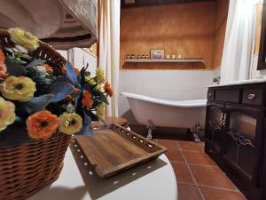 - Baño con bañera y cesta de flores en Casita Pirón, en Adrada de Pirón