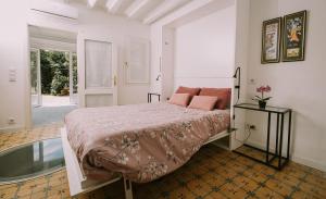 A bed or beds in a room at Uruñuela, un jardín entre viñedos en La Rioja by encasadeainhoa