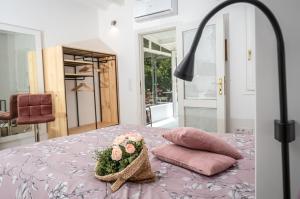 A bed or beds in a room at Uruñuela, un jardín entre viñedos en La Rioja by encasadeainhoa