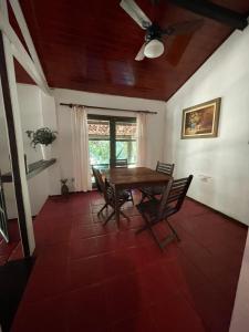 a dining room with a wooden table and chairs at Casa linda no sítio in Duque de Caxias
