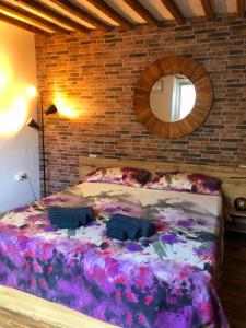 een slaapkamer met een groot bed en een spiegel bij Casa Torre San Lorenzo in Pisa