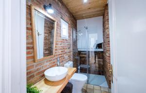 A bathroom at Uruñuela, un jardín entre viñedos en La Rioja by encasadeainhoa