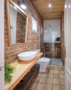 A bathroom at Uruñuela, un jardín entre viñedos en La Rioja by encasadeainhoa