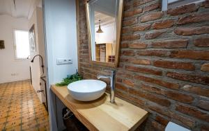 A bathroom at Uruñuela, un jardín entre viñedos en La Rioja by encasadeainhoa