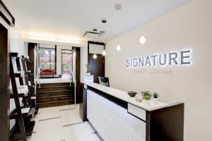 einen Salon mit einer Theke und einem Schild mit der Signature Beauty Lounge in der Unterkunft Sheraton Parkway Toronto North Hotel & Suites in Richmond Hill