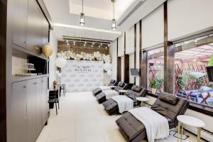 a waiting room with chairs and a table at Sheraton Parkway Toronto North Hotel & Suites in Richmond Hill