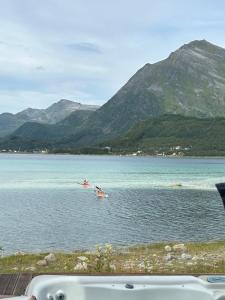 vistas a un lago con 2 personas en un barco en Sand Beachhouse, 