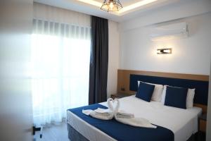 une chambre d'hôtel avec un lit et des serviettes. dans l'établissement Eva Apart Kemer, à Kemer