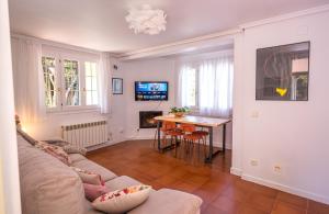 A television and/or entertainment centre at Uruñuela, un jardín entre viñedos en La Rioja by encasadeainhoa
