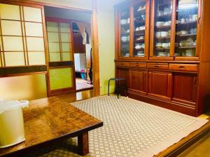 una cucina con tavolo in legno e piano di lavoro di My Summer Vacations - Vacation STAY 14738 a Kurashiki