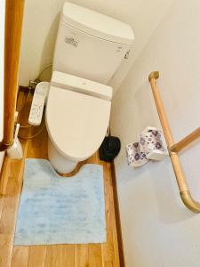 uma casa de banho com um WC e um tapete azul em My Summer Vacations - Vacation STAY 14738 em Kurashiki