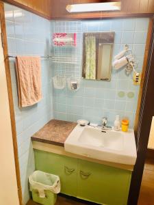 y baño con lavabo y espejo. en My Summer Vacations - Vacation STAY 14738, en Kurashiki