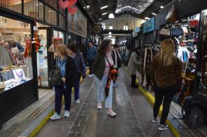 un grupo de personas caminando dentro de una tienda en Disfruta de San Telmo con Estilo y Comodidad en Buenos Aires