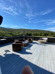 eine Terrasse mit Sofas und Tischen auf dem Dach in der Unterkunft Sand Beachhouse 