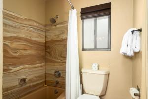 Prescott Pines Inn في بريسكوت: حمام مع مرحاض ودش