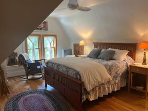 een slaapkamer met een bed, een bureau en een stoel bij Gable House Bed and Breakfast Inn in Durango