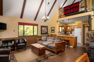 a living room with a couch and a kitchen at Prescott Pines Inn in Prescott