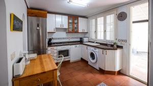 A kitchen or kitchenette at Uruñuela, un jardín entre viñedos en La Rioja by encasadeainhoa