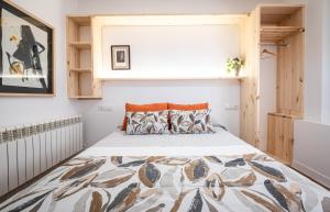 A bed or beds in a room at Uruñuela, un jardín entre viñedos en La Rioja by encasadeainhoa