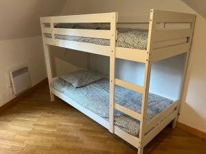 Ένα ή περισσότερα κρεβάτια σε δωμάτιο στο maison Saint Berain sur Dheune