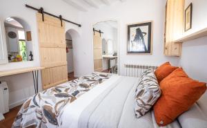 A bed or beds in a room at Uruñuela, un jardín entre viñedos en La Rioja by encasadeainhoa