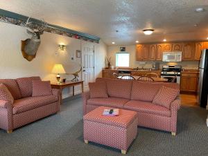 a living room with two couches and a kitchen at Beaver Valley Lodge in Leavenworth