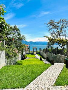 un jardín con vistas al agua en Villa Don Pedro - Casa de descanso en San Pedro La Laguna