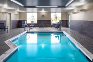 - une piscine d'eau bleue dans un bâtiment dans l'établissement Fairfield by Marriott Inn & Suites Middletown, à Middletown