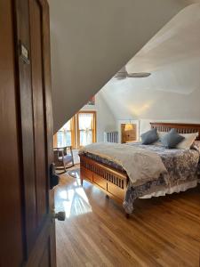 een slaapkamer met een groot bed op zolder bij Gable House Bed and Breakfast Inn in Durango